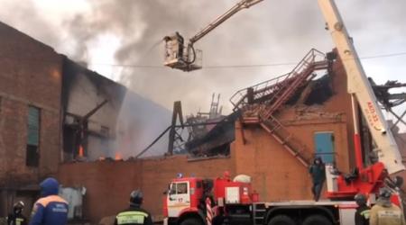 В России горит металлургический завод