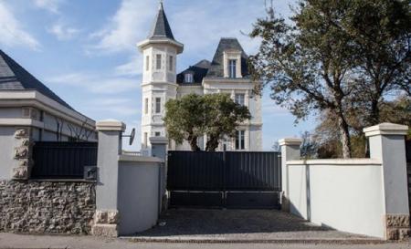 Во Франции пикетировали дом дочери Путина 
