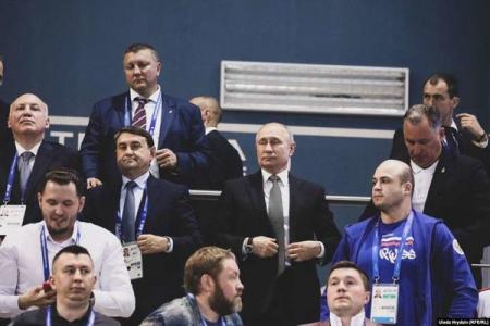 Украинский боксер заставил Путина подняться под гимн Украины 