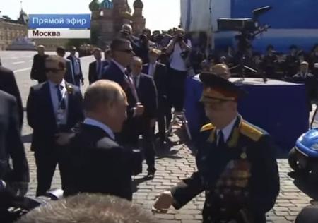 Охрана Путина грубо оттолкнула ветерана после Парада Победы 