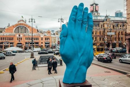 В Киеве перед Бессарабкой вместо Ленина установили гигантскую руку 