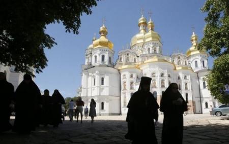 Священник Киево-Печерской лавры пытался вывезти в РФ почти 1,4 млн грн