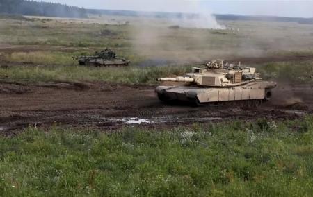 В Сети показали учения танков Abrams и Т-72 