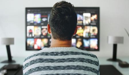Половина украинцев считает ошибкой запрет российских телеканалов