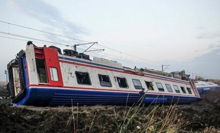 В Турции поезд сошел с рельсов: 24 погибших, более 70 травмированных 