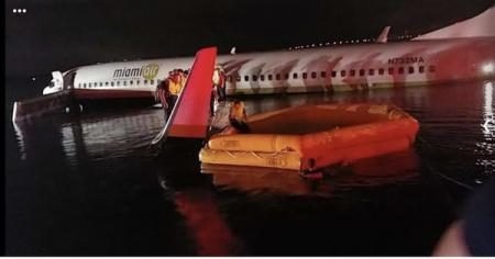 Пассажирский Boeing упал в реку в США