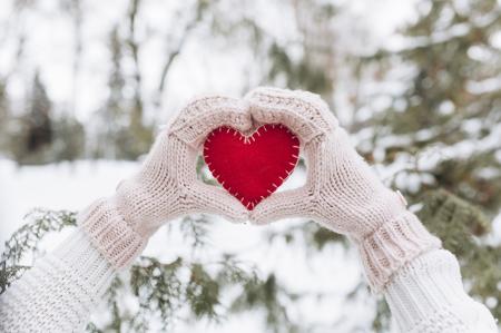 Winter_Valentines_Day_Heart_Hands_Mittens_574183_1280x853_14.02.21