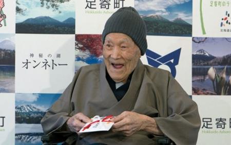 В Японии умер старейший мужчина на планете 