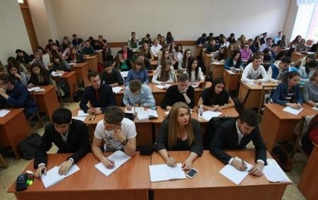 Абитуриенты в Украине сдают ВНО по биологии 