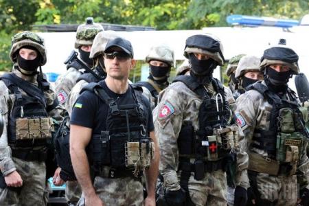 Полицейские патрули Харькова усилили бронегруппы с автоматами 