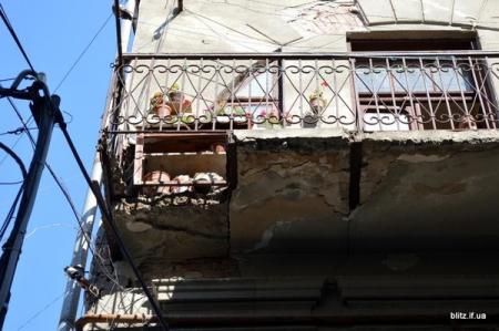 В центре Ивано-Франковска обвалился балкон с пенсионеркой 