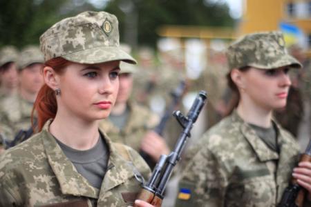 Порошенко подписал закон о гендерном равенстве военнослужащих