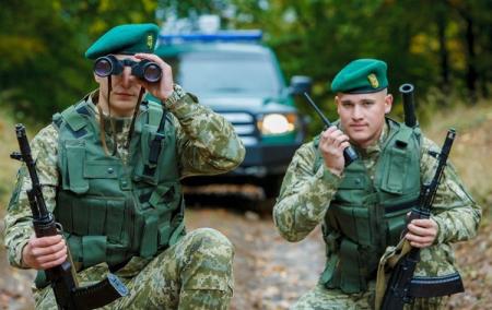 На Закарпатье пограничников забросали камнями 