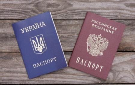 Порошенко сравнил паспорта Украины и России 