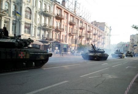На репетиции парада в Киеве показали модернизированные танки Т-64БВ 