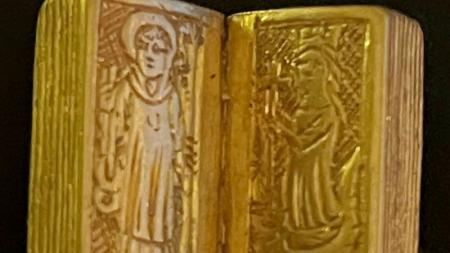 Британка обнаружила металлоискателем на ферме средневековую золотую Библию