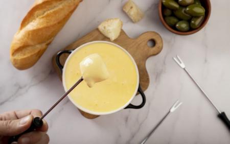 З чого приготувати густий плавлений сир: знадобляться прості інгредієнти