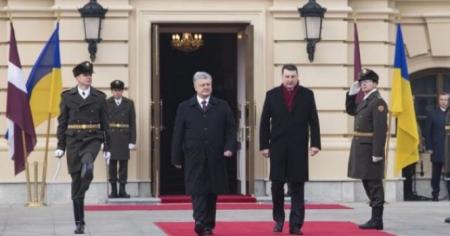 Порошенко вручил президенту Латвии высшую госнаграду Украины 