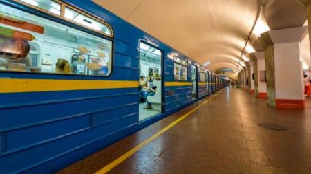 В метро Киева произошел технический сбой, движение поездов изменили