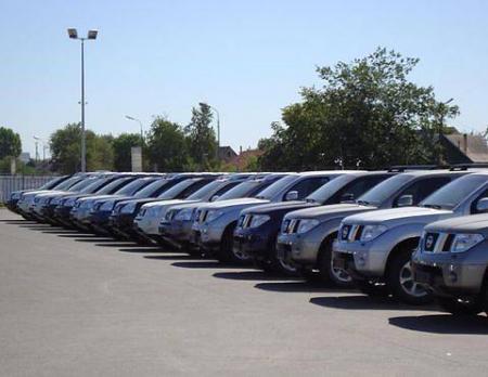 Автодилеры спешно завозят в Украину сотни новых машин