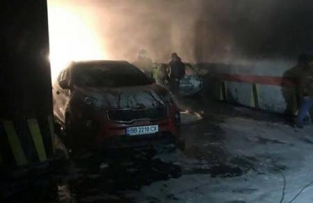 В Киеве в подземном паркинге сгорели пять автомобилей 
