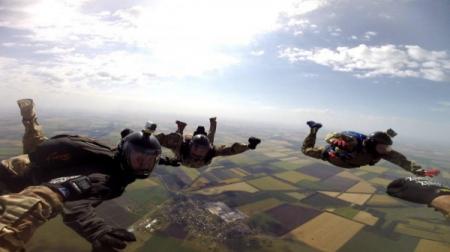 Украинские пехотинцы учатся прыгать с парашютом с 8000 метров и в темноте 