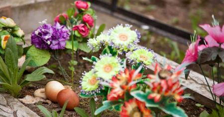 ПЦУ призывает отказаться от пластиковых цветов на кладбищах