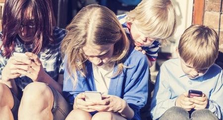 В Верховной Раде появился закон о запрете смартфонов в школах