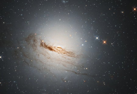 Hubble показал фото увядающей галактики из созвездия Золотая Рыба