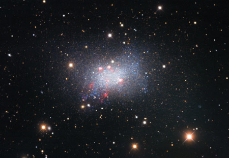 Астрономы показали эффектный снимок неправильной карликовой галактики