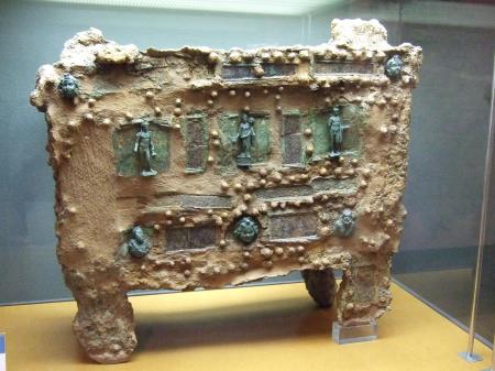 В Испании обнаружили древний сейф с уникальными украшениями