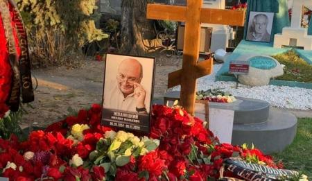 «Крест на могиле Жванецкого» оказался с соседней могилы Галины Волчек