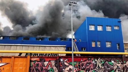 Спасатели уже почти сутки тушат пожар на складах в Киеве