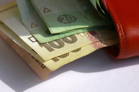 Минимальную зарплату в следующем году увеличат до 7700 гривень