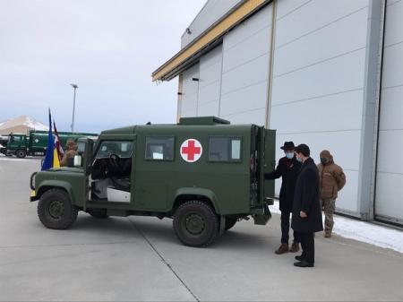 Латвия подарила Украине семь военно-медицинских машин