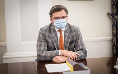 Даже если рабочая: Кулеба выступил против поставок COVID-вакцины из РФ