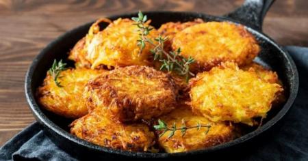 Що приготувати, якщо вдома лише картопля — звичайно, деруни