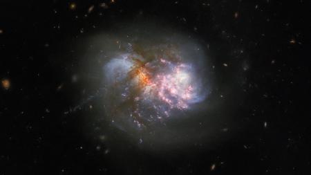 “Хаббл” показал потрясающее космическое столкновение галактик