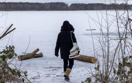 __pokatatisya_kovzani_zamerzlo_ozero_zima_snig_gettyimages_1302004973__2___1__2_22.02.26