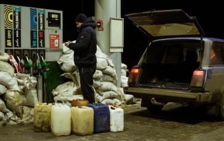 _azs_benzin_kanistra_gettyimages_1245955462_6dc4da5fedaa9036f2679_05.03.26