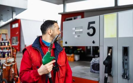 _benzin_cholovik_zapravlyae_gettyimages_1338529467_84e3e99629d_05.03.26