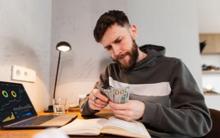 _cholovik_rahue_groshi_dolari__gettyimages_2043594991_91bc8c7a000fd244_21.02.26