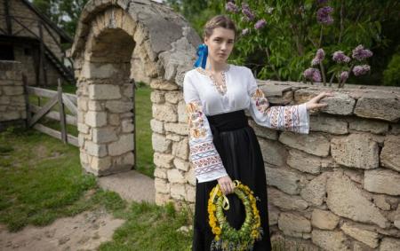 _divchina_vinok_v_rukah_seryozna_buzok_parkan_kamin_krimskotatarskiy_ornament_ph_21.05.26