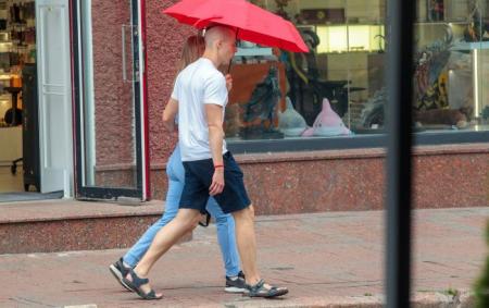 _doshch_para_chervona_parasolya_bokom_hlopets_u_shortah_i_sandalyah_trotuar_kiyiv_gettyimages_1571917555_7bef47a53fc296e2826f2f6_11.06.26
