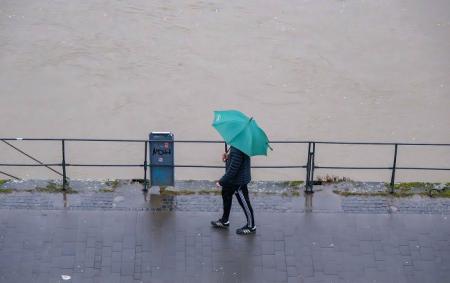 _doshch_vesna_osin_lyudina_pid_zontom_naberezhna_richka_sirist_mokro__01.04.26