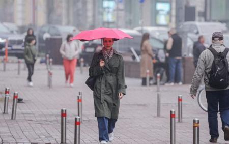 _doshch_vesna_osin_parasolka_chervona_zhinka_tonke_palto_cholovik_spinoyu_ryukzak__foto__igor_ku_16.04.26