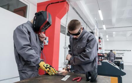 _dva_hloptsi_metalurgiya_zvaryuvannya_metalu__gettyimages_2252336449_9ec1fbe298ba5b709f1a316e2f_13.06.26