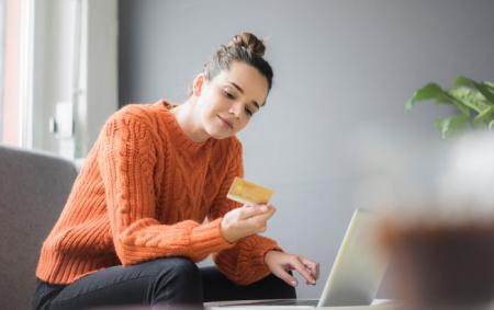 _kartka_oplata_noutbuk_gettyimages_1131378786_7d2ae082e21d5df372956b0726e9461b_650x410_17.02.26