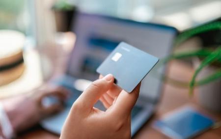 _kartka_oplata_onlayn_noutbuk_gettyimages_1505767346_08bc7516c55ccbc92bdeca88747e74d9_650x410_22.02.26