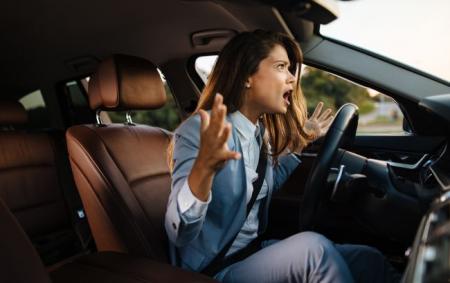 _kermo_emotsiyi_gniv_avto_mashina_doroga_vodinnya_gettyimages_12861_17.04.26